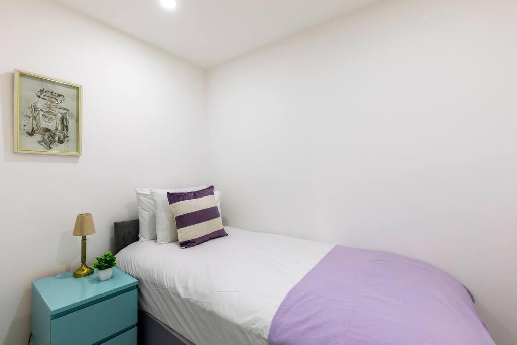 4bed 11 Occupancy Large Flat Elizabeth Line West Flat Free Parking Apartment *