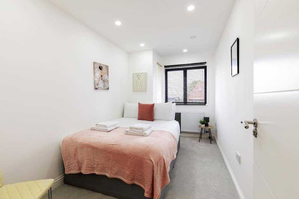 Apartment 4bed 11 Occupancy Large Flat Elizabeth Line West Flat Free Parking London