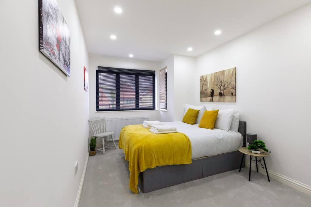 4bed 11 Occupancy Large Flat Elizabeth Line West Flat Free Parking Apartment London