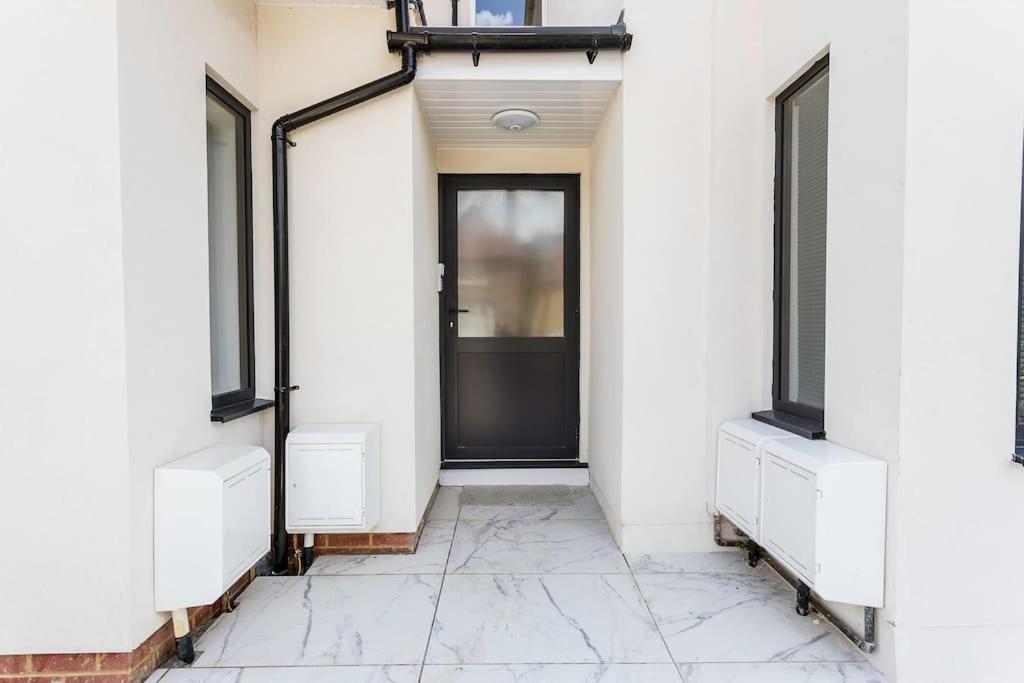 4bed 11 Occupancy Large Flat Elizabeth Line West Flat Free Parking London