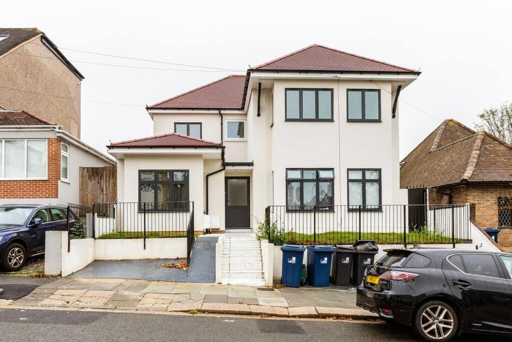 Apartment 4bed 11 Occupancy Large Flat Elizabeth Line West Flat Free Parking *