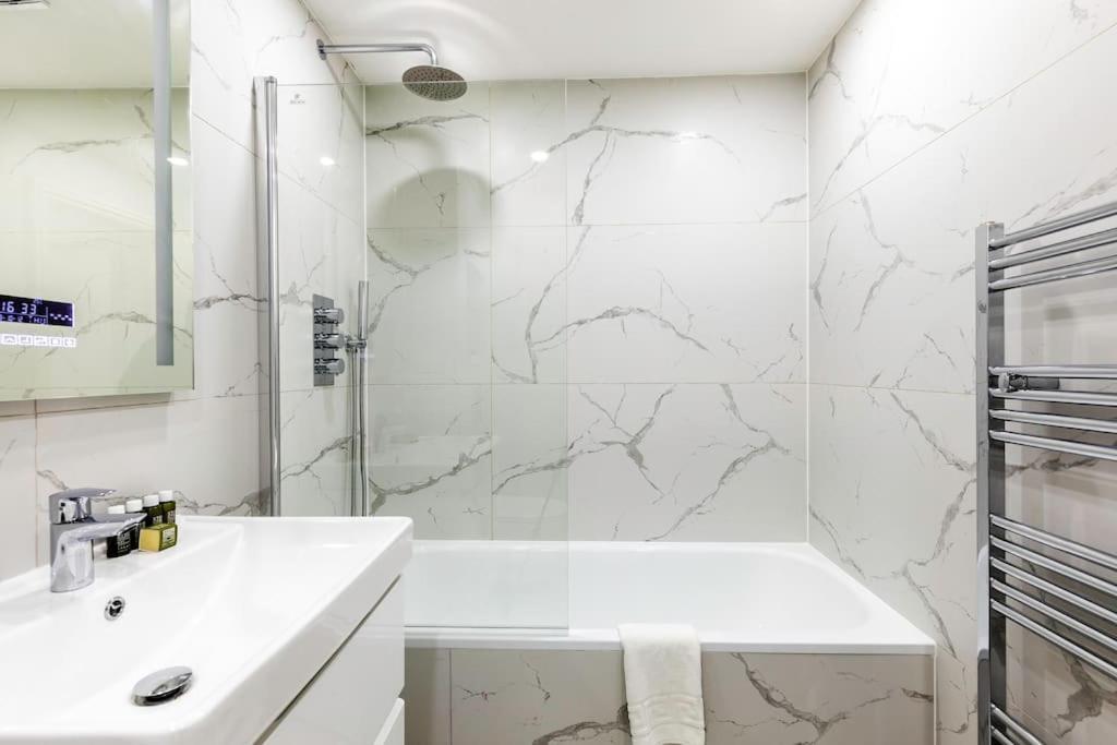 4bed 11 Occupancy Large Flat Elizabeth Line West Flat Free Parking
