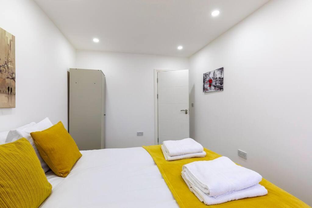 4bed 11 Occupancy Large Flat Elizabeth Line West Flat Free Parking London