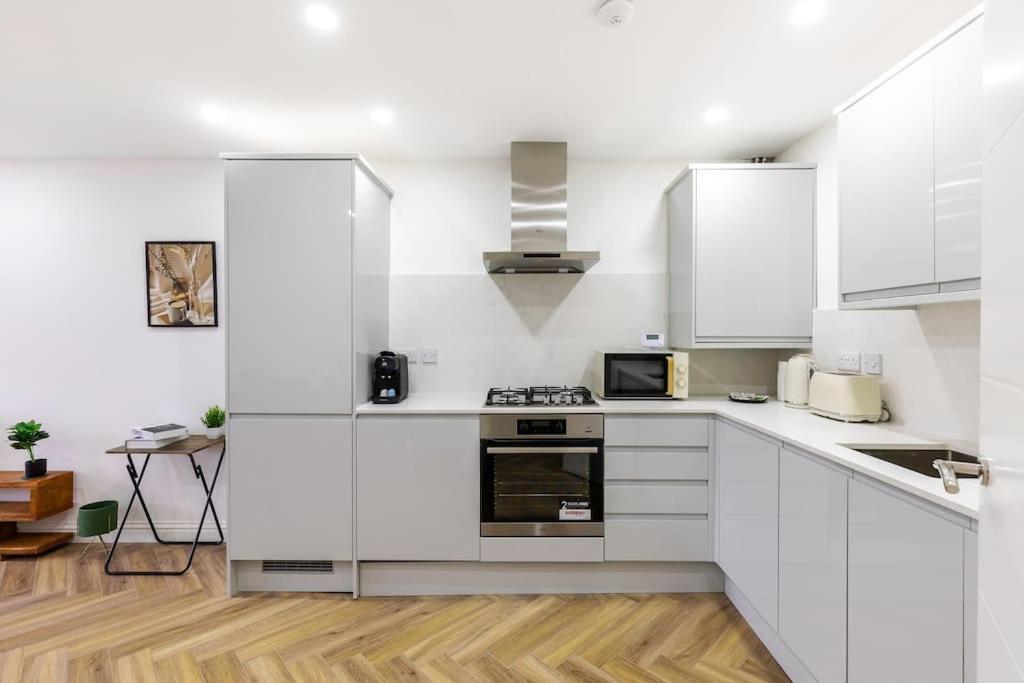 4bed 11 Occupancy Large Flat Elizabeth Line West Flat Free Parking Apartment *