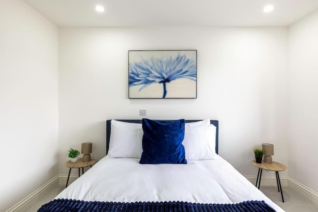 Apartment 4bed 11 Occupancy Large Flat Elizabeth Line West Flat Free Parking *