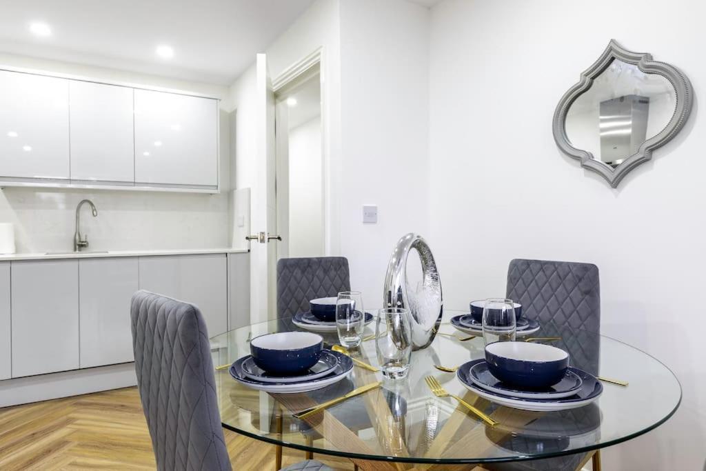 4bed 11 Occupancy Large Flat Elizabeth Line West Flat Free Parking Apartment *