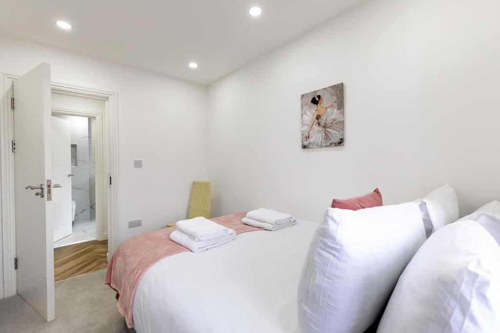 4bed 11 Occupancy Large Flat Elizabeth Line West Flat Free Parking * London