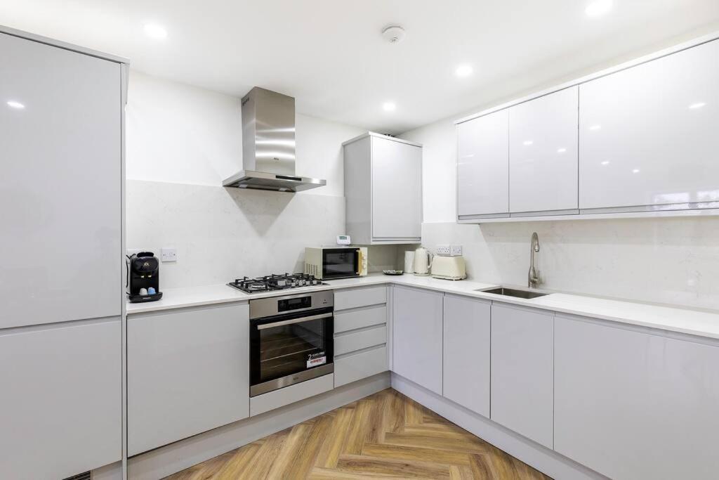 4bed 11 Occupancy Large Flat Elizabeth Line West Flat Free Parking Apartment