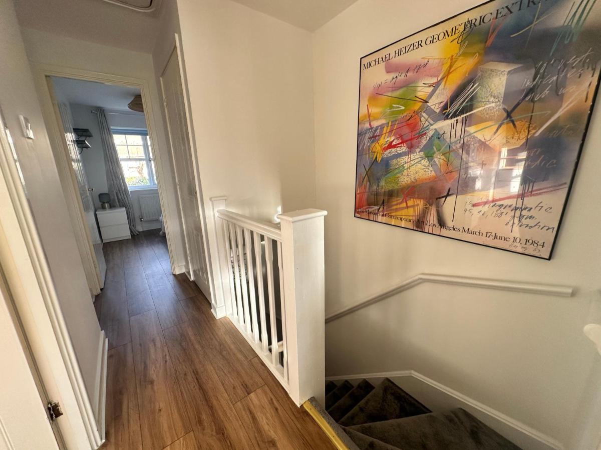 3 Bedroom House 2 Stops From Bridge Casa de Férias Londres