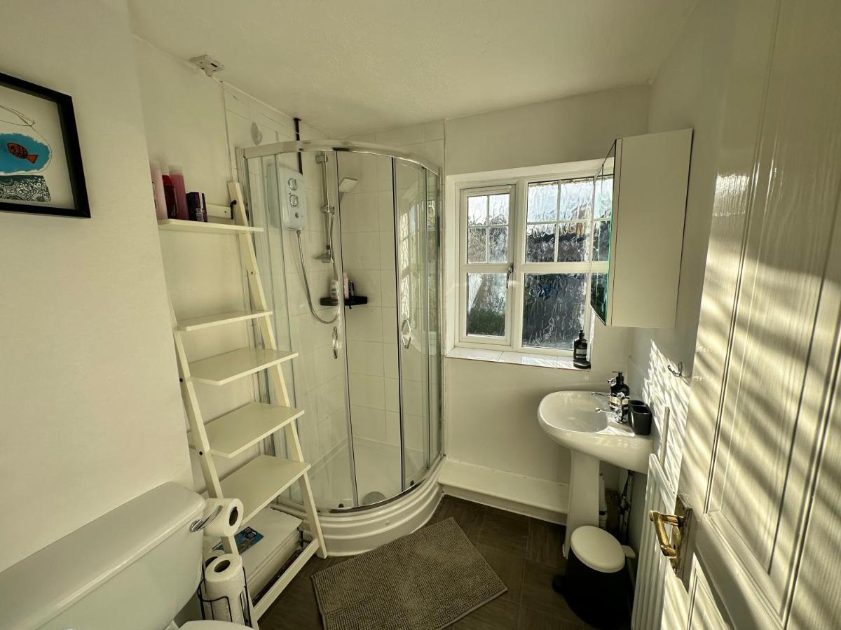 3 Bedroom House 2 Stops From Bridge Casa de Férias *