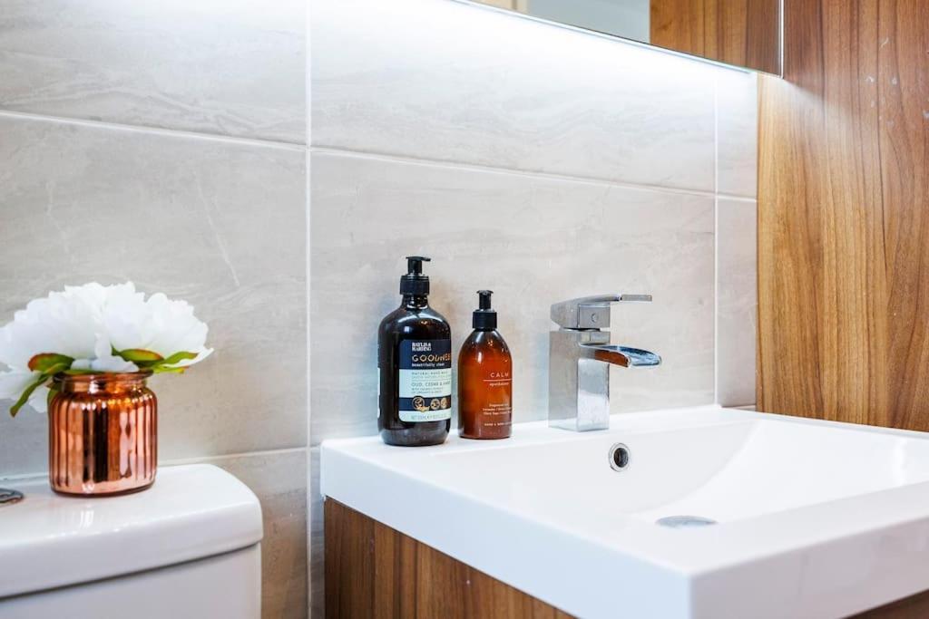 Stylish 3-bed East Contractors Parking Sleeps 5 Near Excel Сasa de vacaciones *
