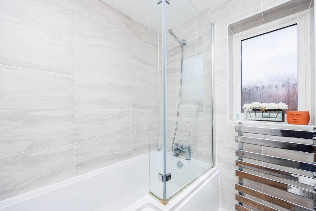Stylish 3-bed East Contractors Parking Sleeps 5 Near Excel Сasa de vacaciones Londres