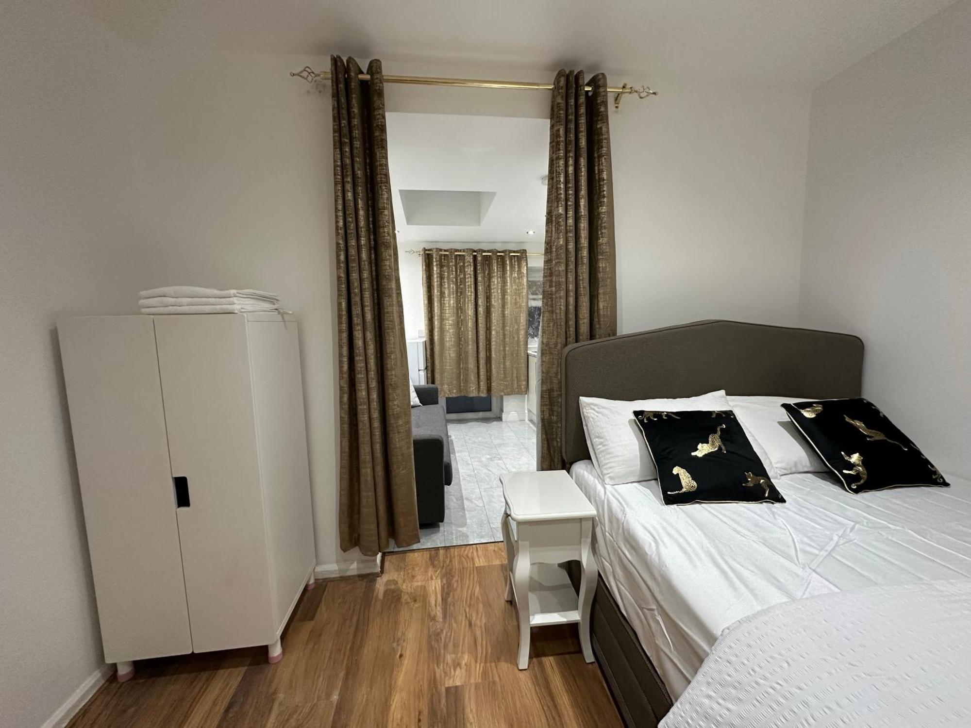 Appartement 4th Flat With Private Own Bathroom A Luxury Family Setup And Furnished With Double Bed A Double Futon-sofa Bed A Single Futon Bed A Baby Cot And Garden And Free Parking