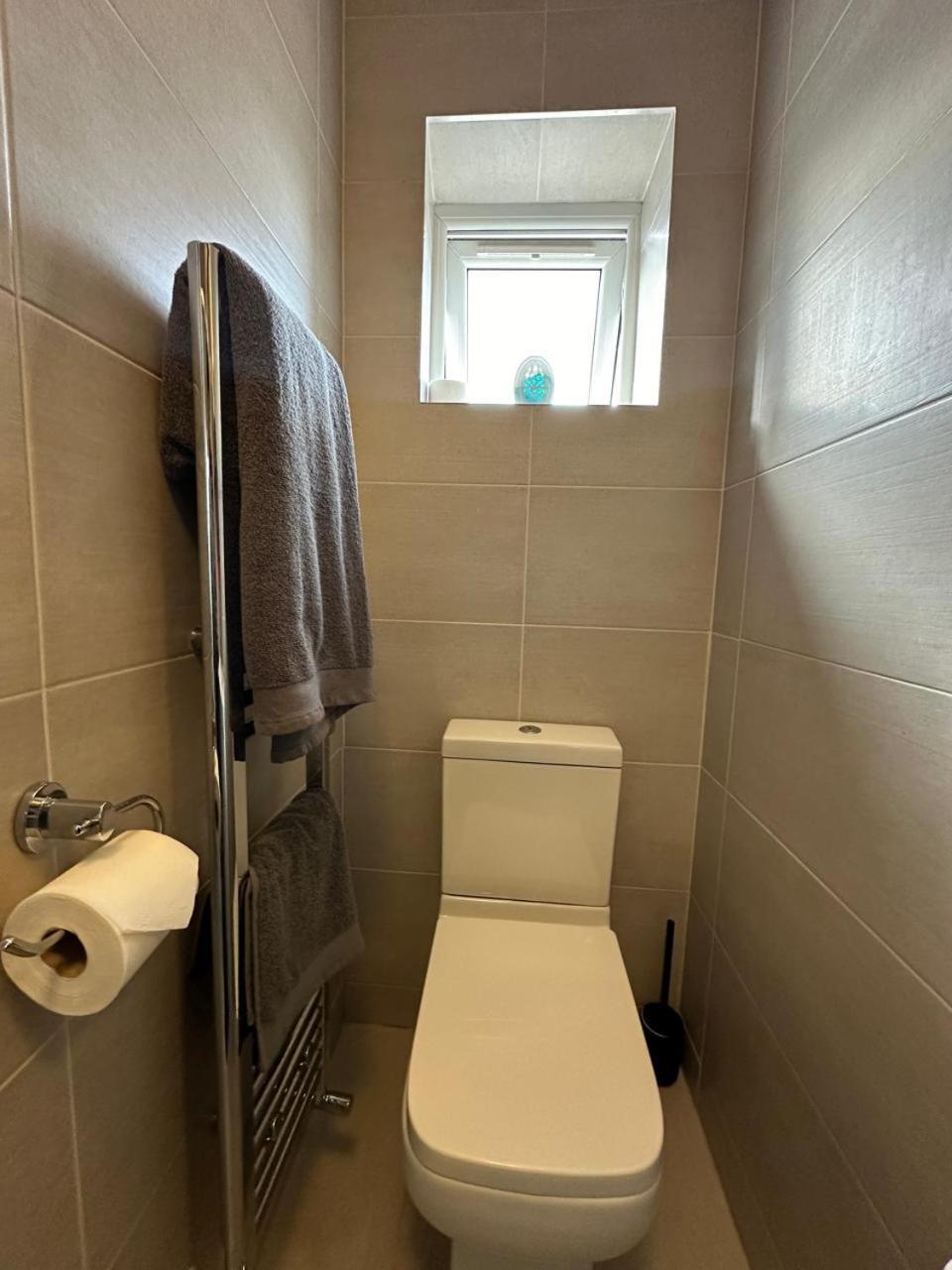 Large Studio With Extra Sofa Bed And Private Bath Plus Kitchen Canary Wharf 1 * Londen