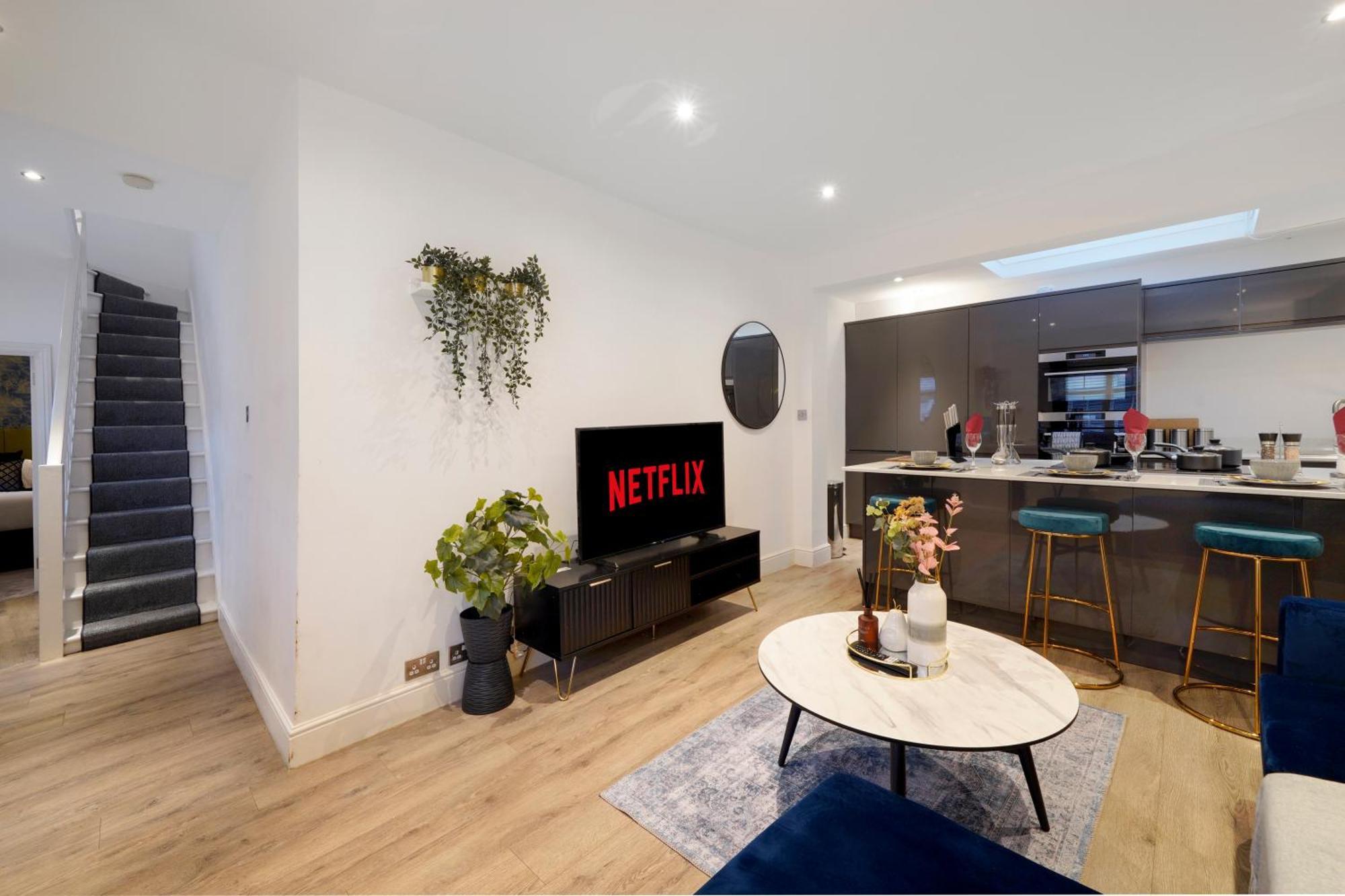 Charming 2 Bed House - Roof Terrace & Parking