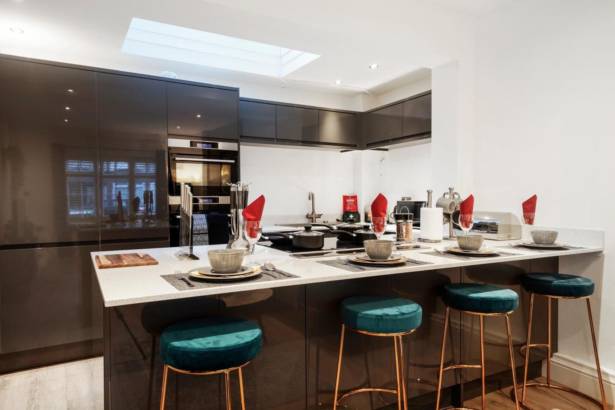 Charming 2 Bed House - Roof Terrace & Parking *
