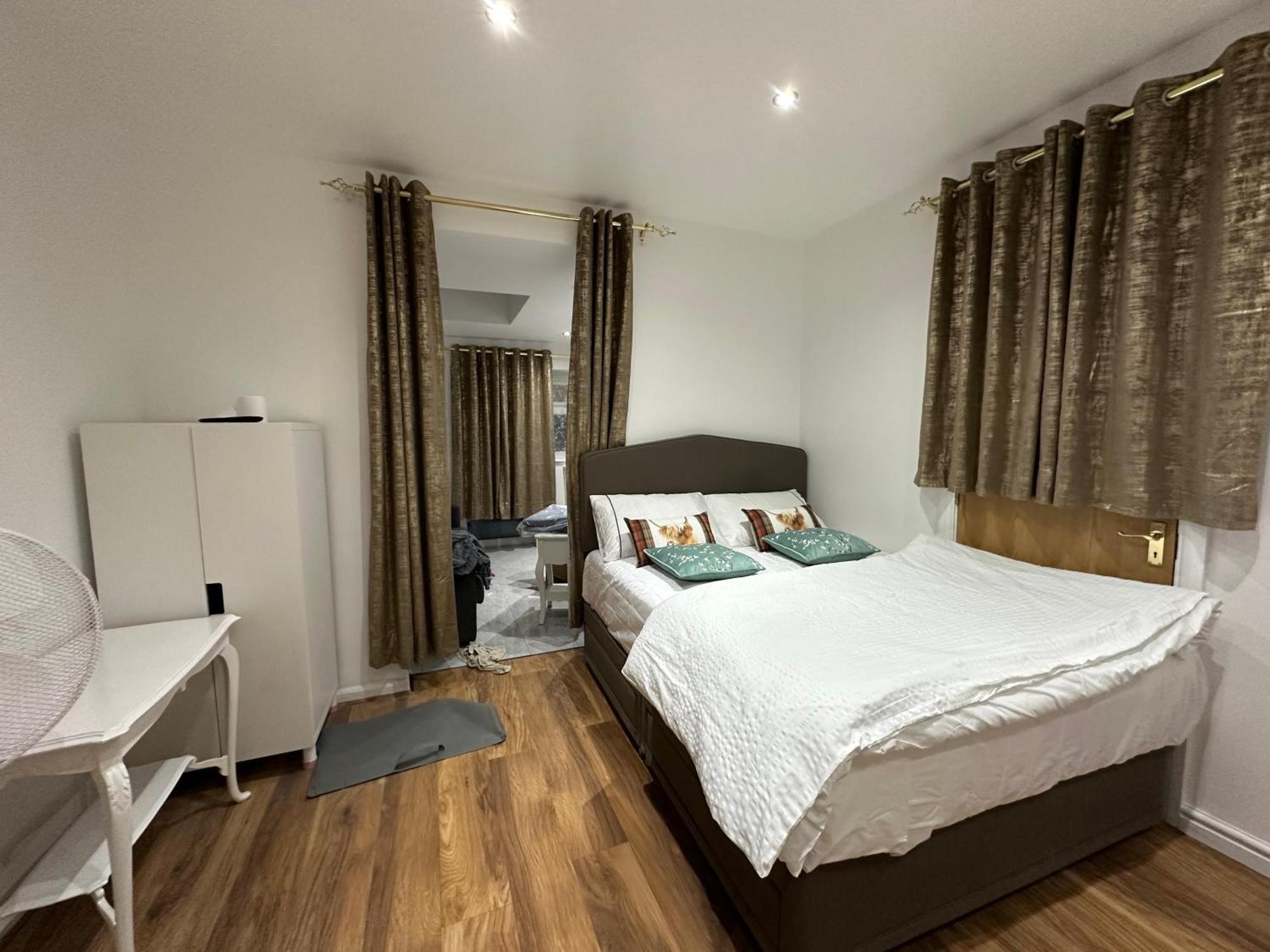 Appartement 4th Flat With Private Own Bathroom A Luxury Family Setup And Furnished With Double Bed A Double Futon-sofa Bed A Single Futon Bed A Baby Cot And Garden And Free Parking *