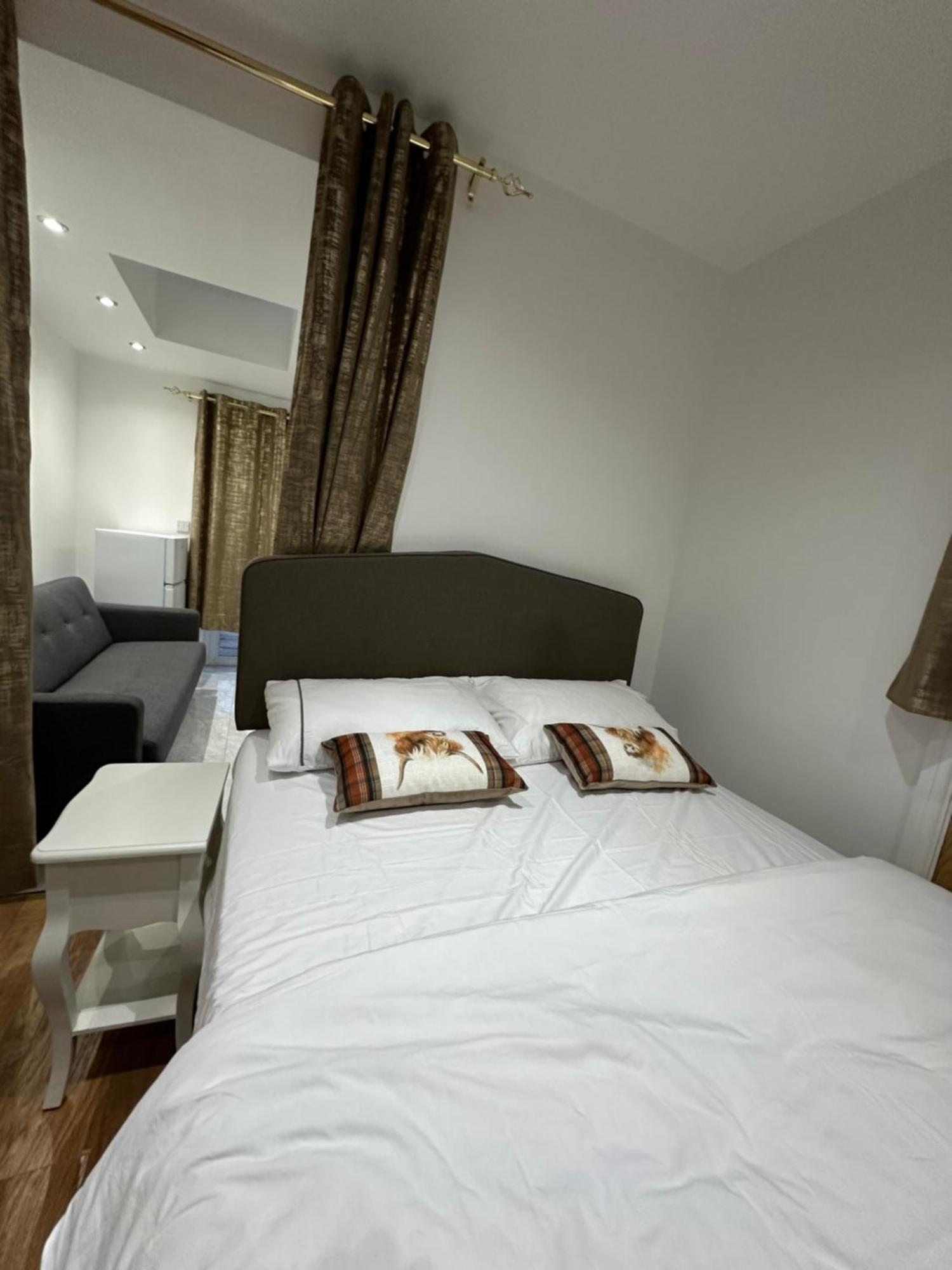 Appartement 4th Flat With Private Own Bathroom A Luxury Family Setup And Furnished With Double Bed A Double Futon-sofa Bed A Single Futon Bed A Baby Cot And Garden And Free Parking *