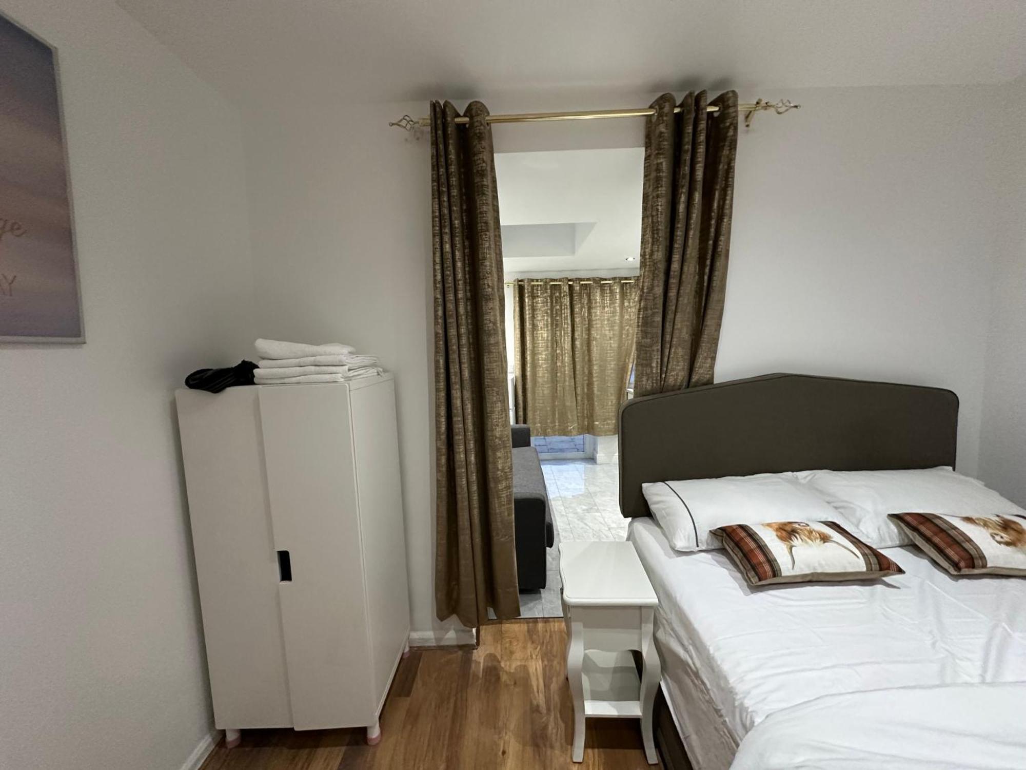 Appartement 4th Flat With Private Own Bathroom A Luxury Family Setup And Furnished With Double Bed A Double Futon-sofa Bed A Single Futon Bed A Baby Cot And Garden And Free Parking Londen
