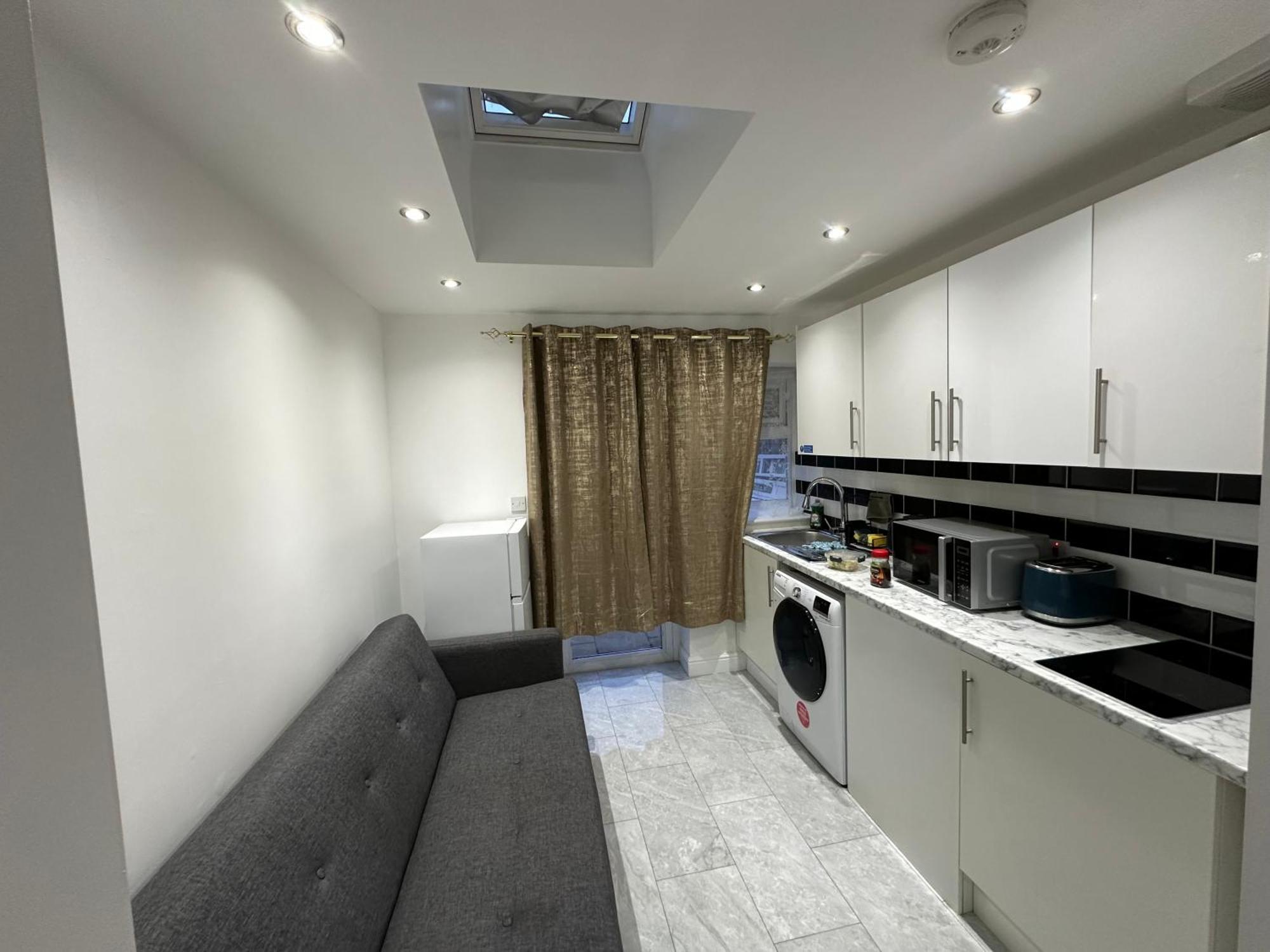 Appartement 4th Flat With Private Own Bathroom A Luxury Family Setup And Furnished With Double Bed A Double Futon-sofa Bed A Single Futon Bed A Baby Cot And Garden And Free Parking