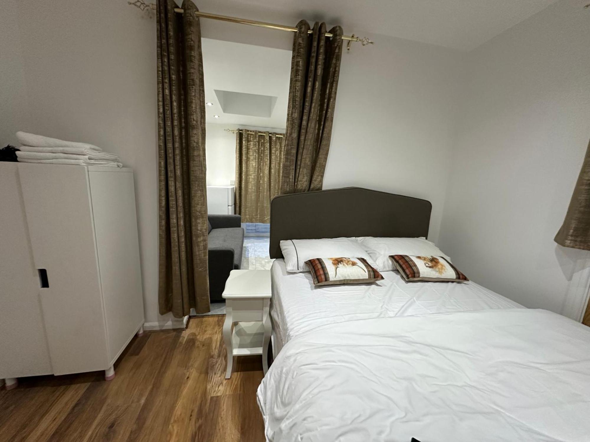 4th Flat With Private Own Bathroom A Luxury Family Setup And Furnished With Double Bed A Double Futon-sofa Bed A Single Futon Bed A Baby Cot And Garden And Free Parking Appartement Londen