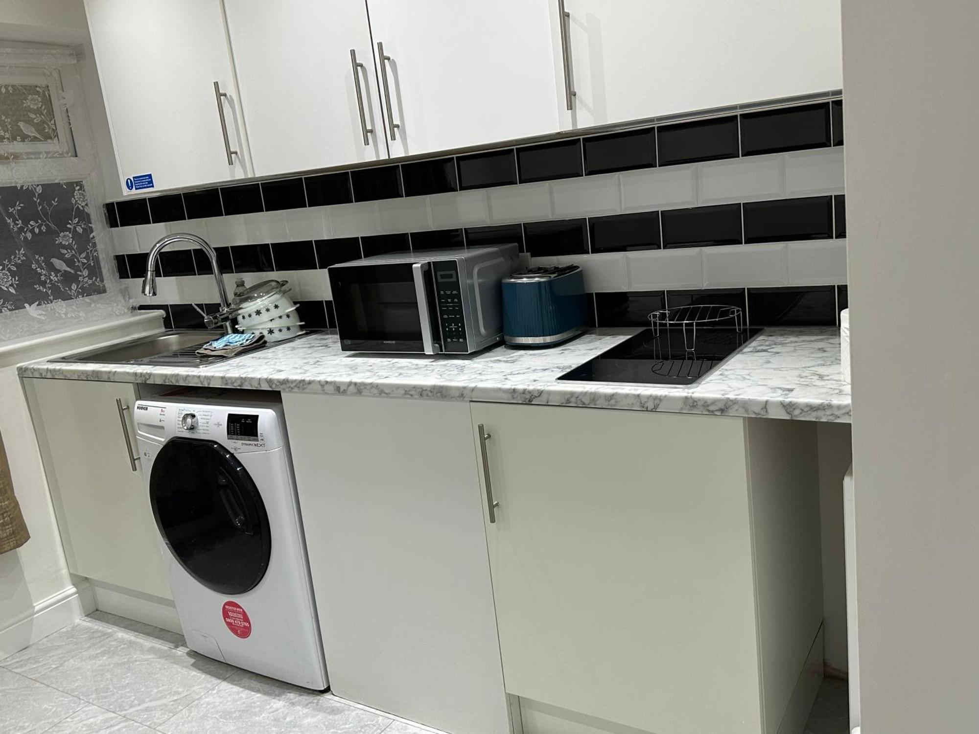 4th Flat With Private Own Bathroom A Luxury Family Setup And Furnished With Double Bed A Double Futon-sofa Bed A Single Futon Bed A Baby Cot And Garden And Free Parking