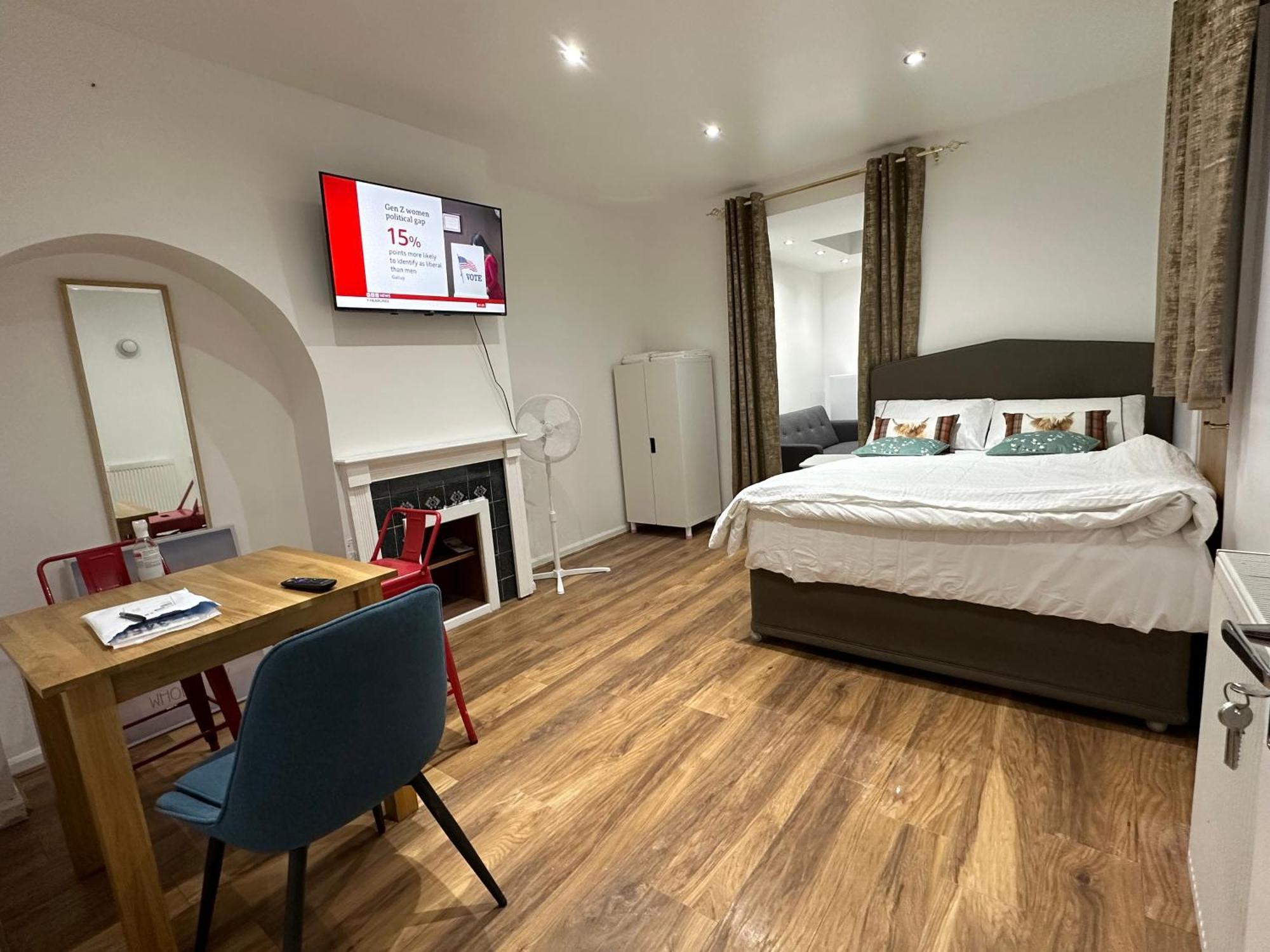 4th Flat With Private Own Bathroom A Luxury Family Setup And Furnished With Double Bed A Double Futon-sofa Bed A Single Futon Bed A Baby Cot And Garden And Free Parking * Londen