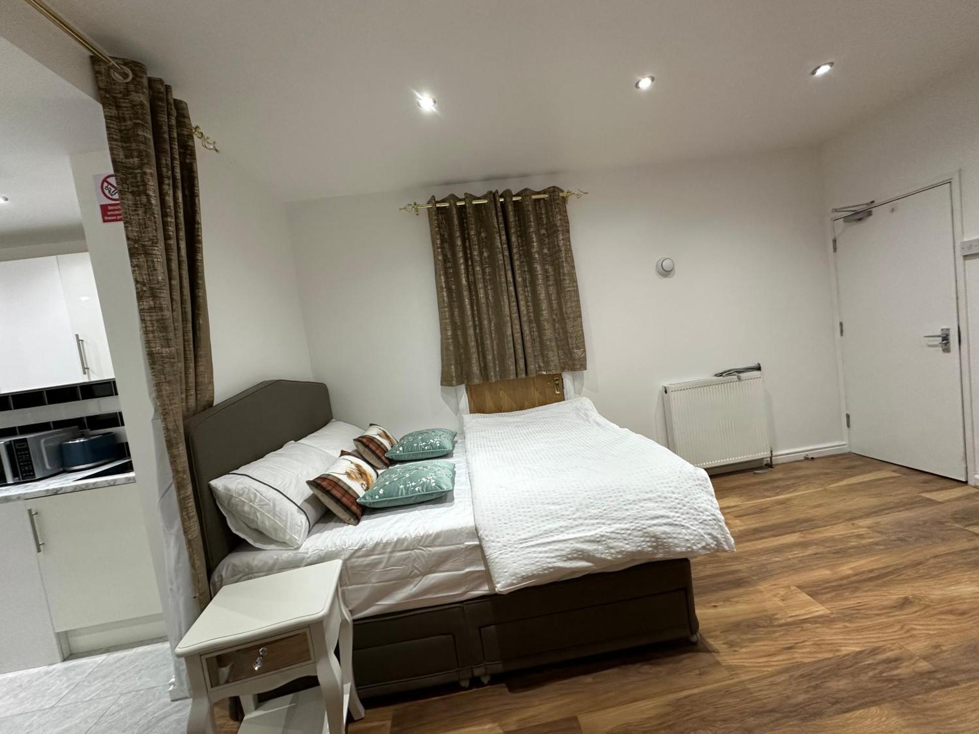 Appartement 4th Flat With Private Own Bathroom A Luxury Family Setup And Furnished With Double Bed A Double Futon-sofa Bed A Single Futon Bed A Baby Cot And Garden And Free Parking Londen
