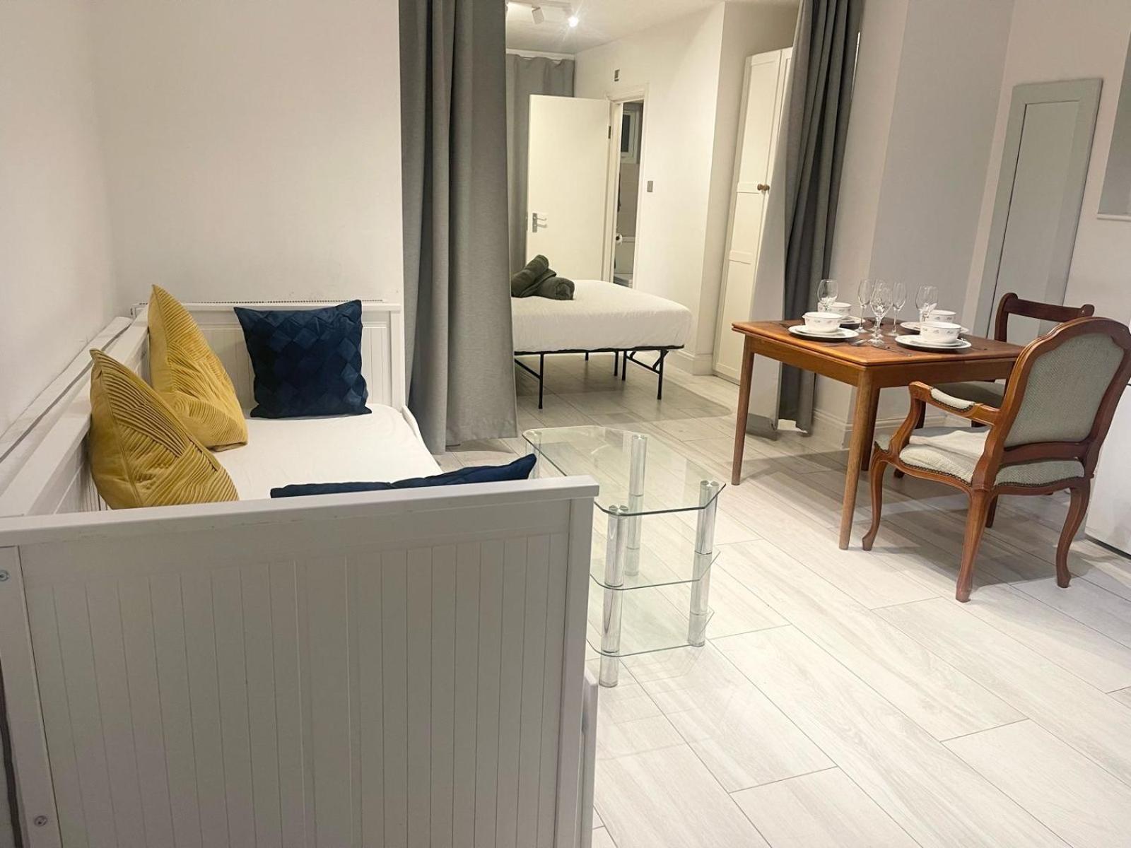 Large Studio With Extra Sofa Bed And Private Bath Plus Kitchen Canary Wharf 1 * Londen