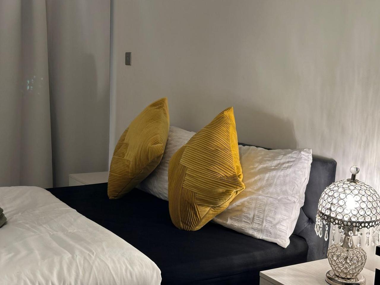 Large Studio With Extra Sofa Bed And Private Bath Plus Kitchen Canary Wharf 1 Appartement Londen