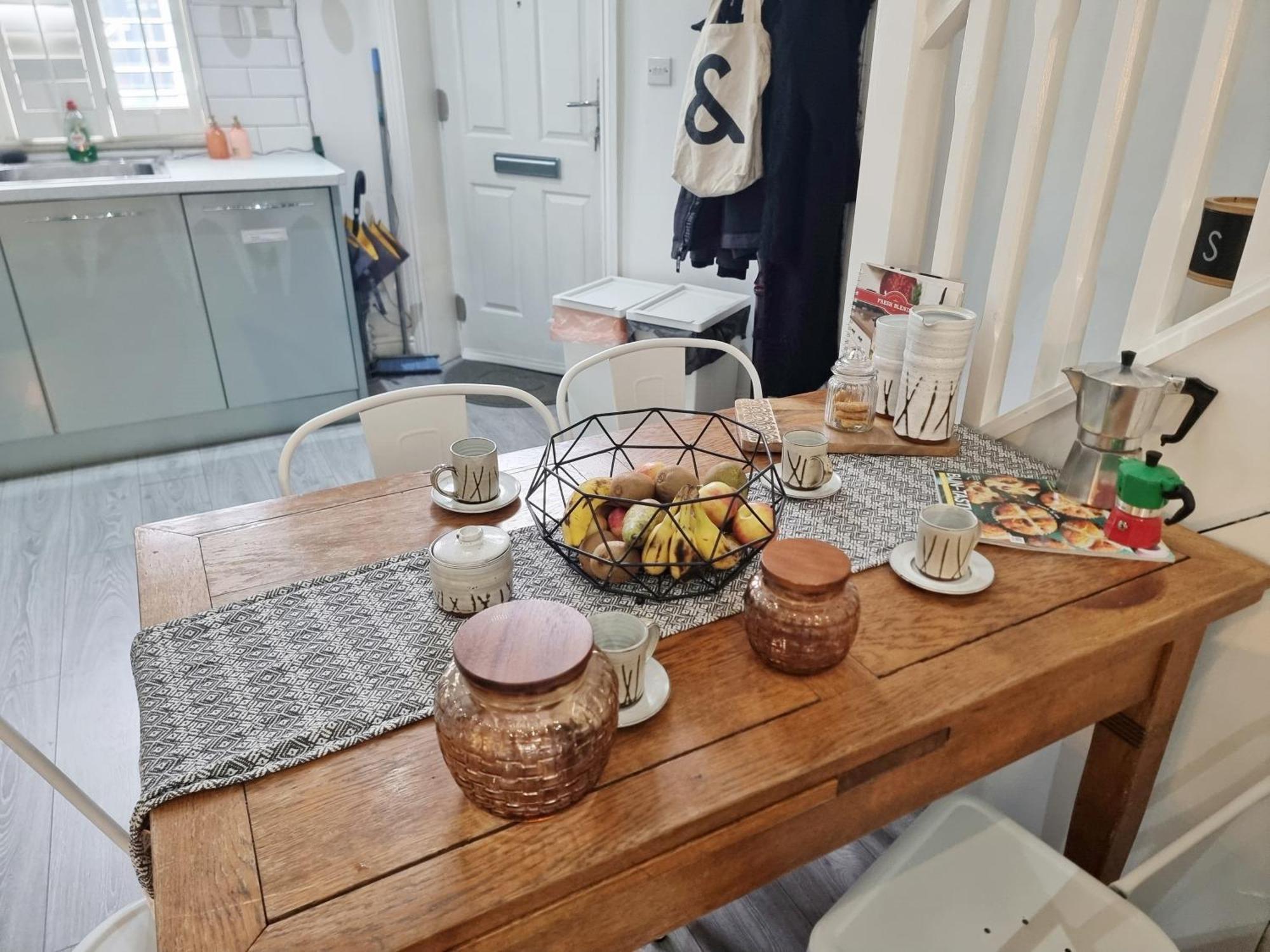 4bed/3bath 8min To Bridge Londres