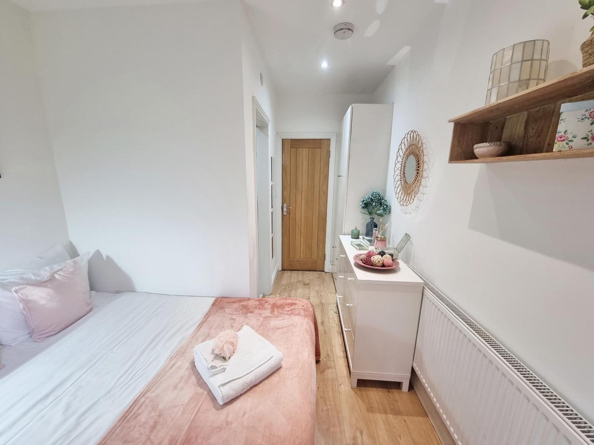4bed/3bath 8min To Bridge Londres