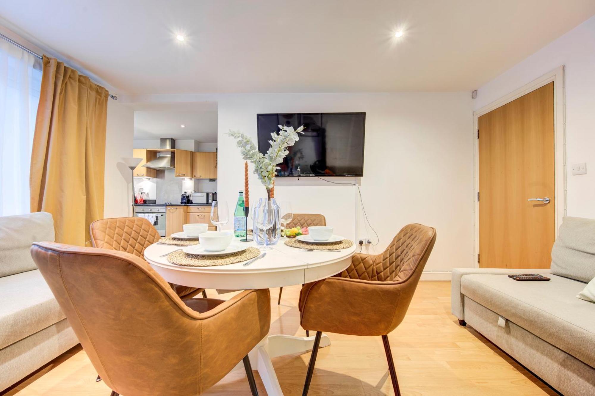 Boho Chic Tower Bridge Gem, Sleeps 8
