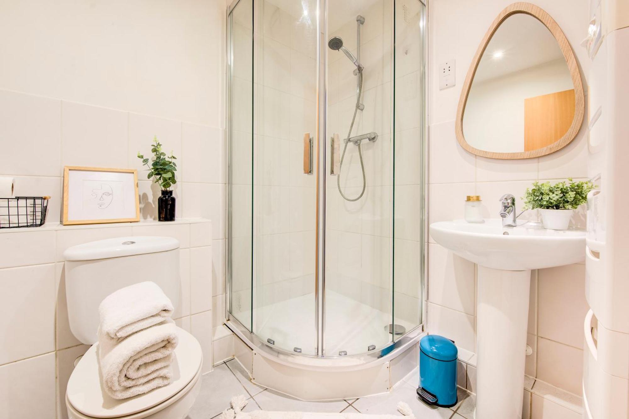 Boho Chic Tower Bridge Gem, Sleeps 8