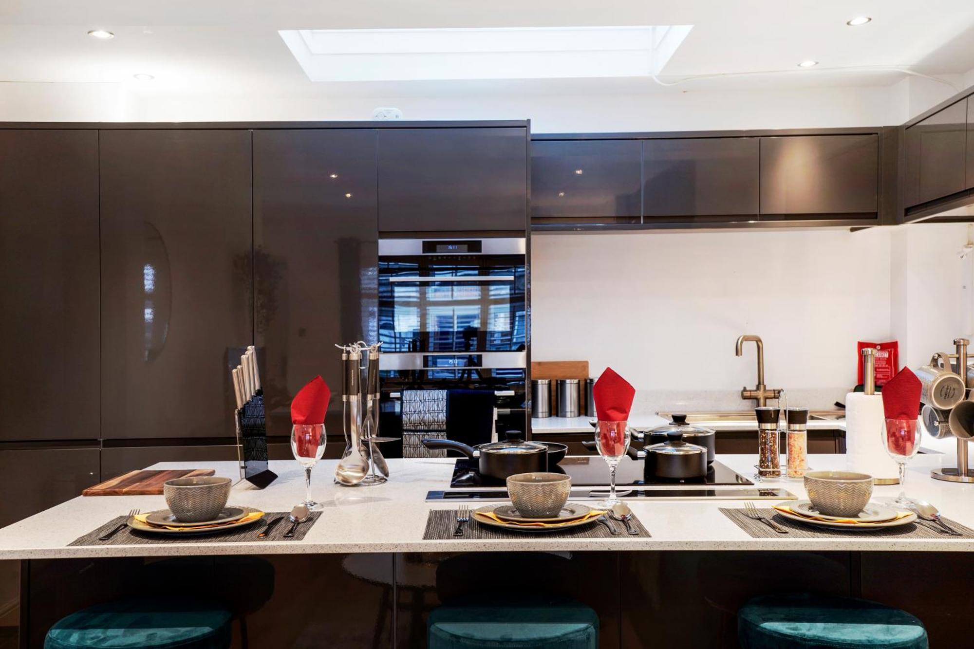 Charming 2 Bed House - Roof Terrace & Parking *