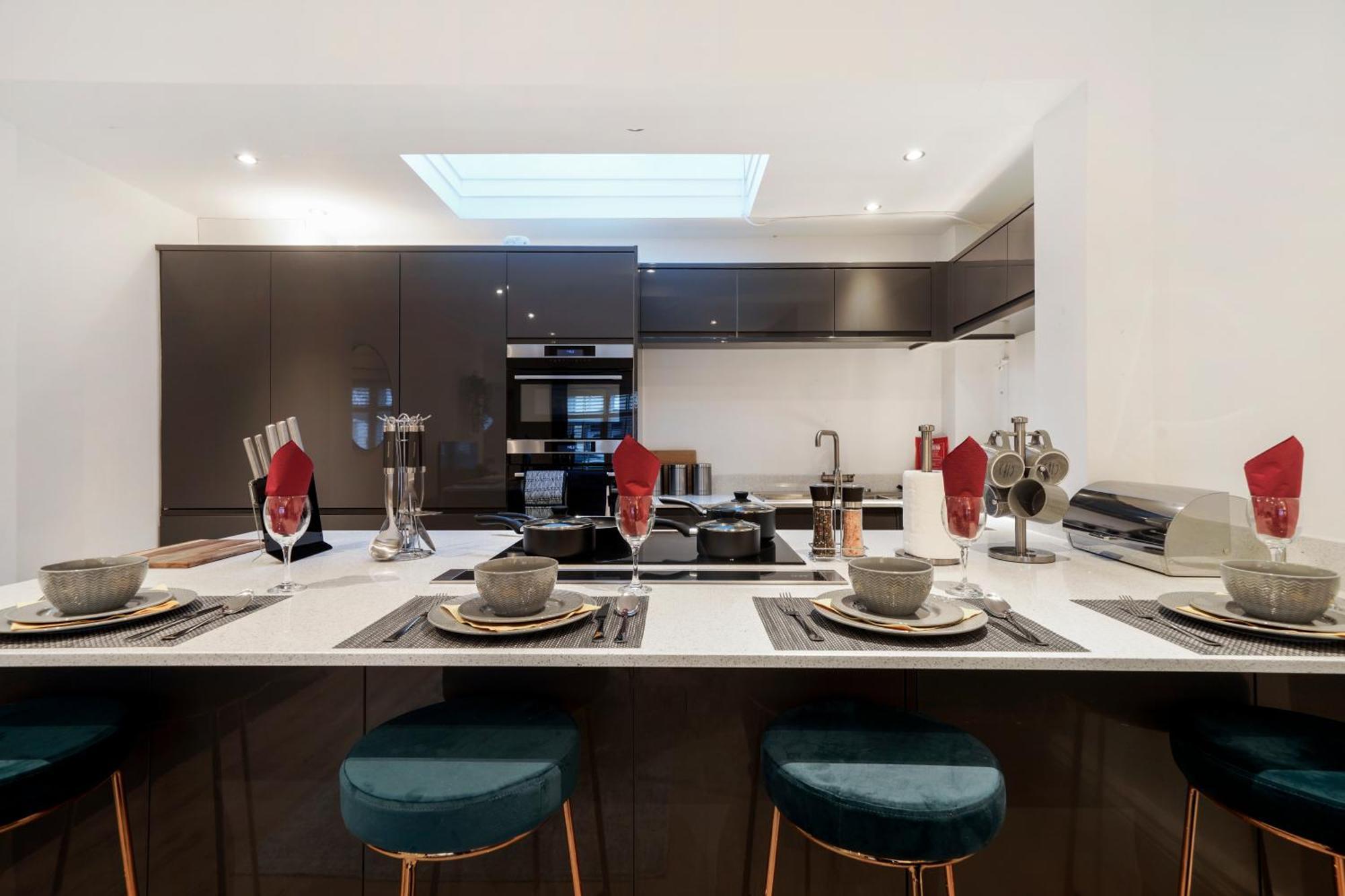 Charming 2 Bed House - Roof Terrace & Parking *
