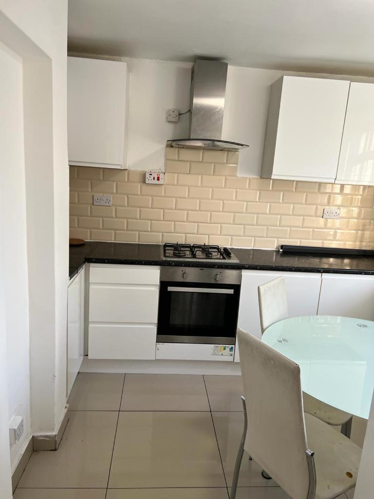 Double Near Canary Wharf 28 * London