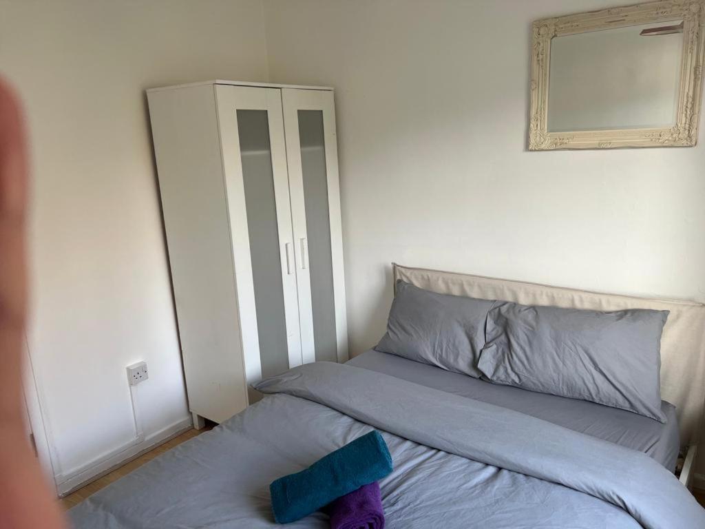 Double Near Canary Wharf 28 *
