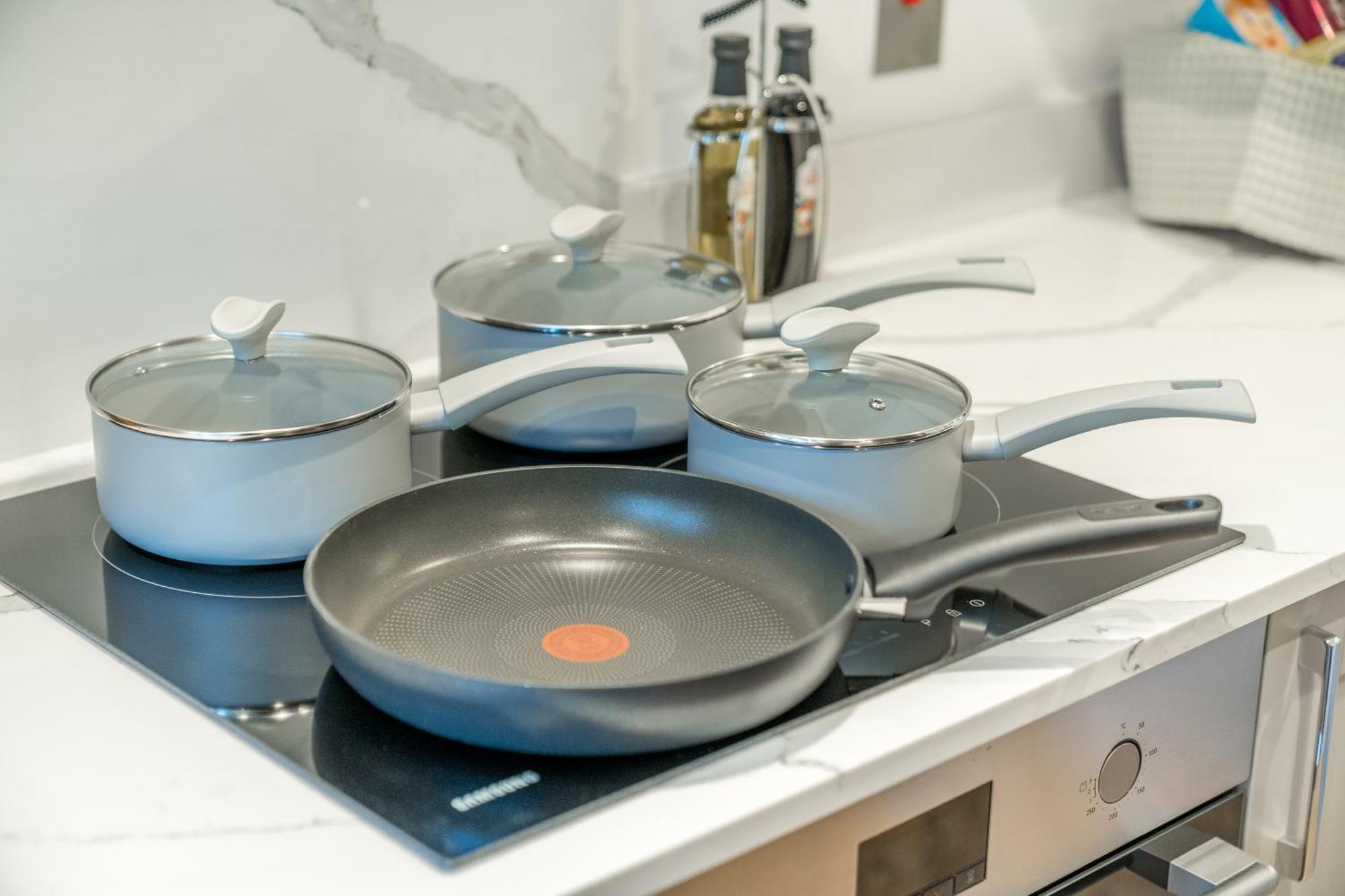 5 Star - Stylish 2 Bed In -excel, Airport Vakantiehuis