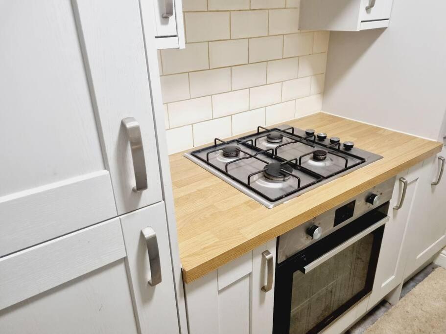 Comfy 1st Floor Flat, Sleeps 4 Londen