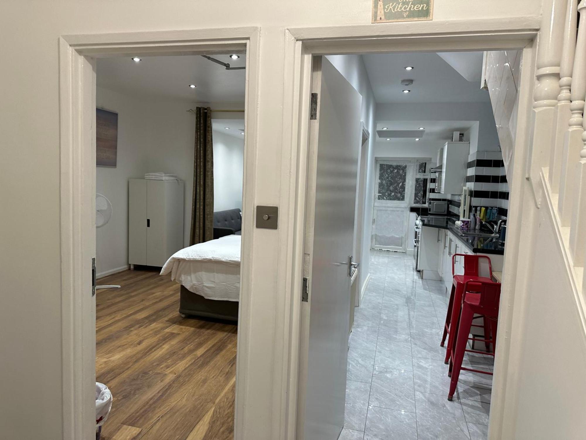 4th Flat With Private Own Bathroom A Luxury Family Setup And Furnished With Double Bed A Double Futon-sofa Bed A Single Futon Bed A Baby Cot And Garden And Free Parking