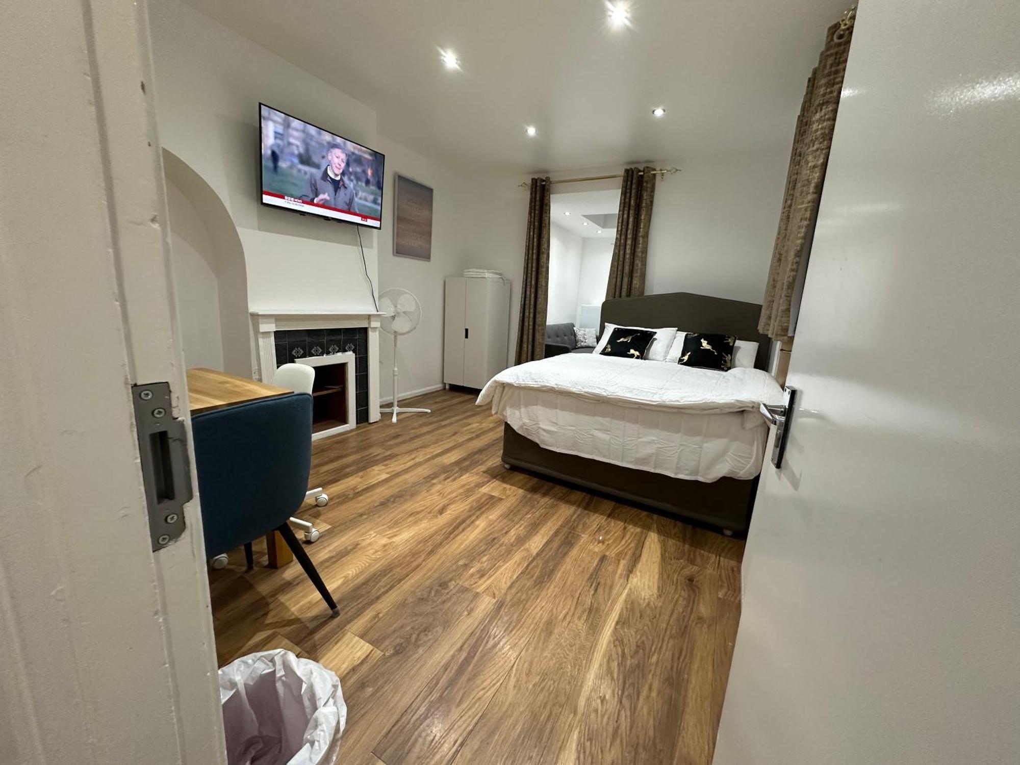 4th Flat With Private Own Bathroom A Luxury Family Setup And Furnished With Double Bed A Double Futon-sofa Bed A Single Futon Bed A Baby Cot And Garden And Free Parking Appartement Londen