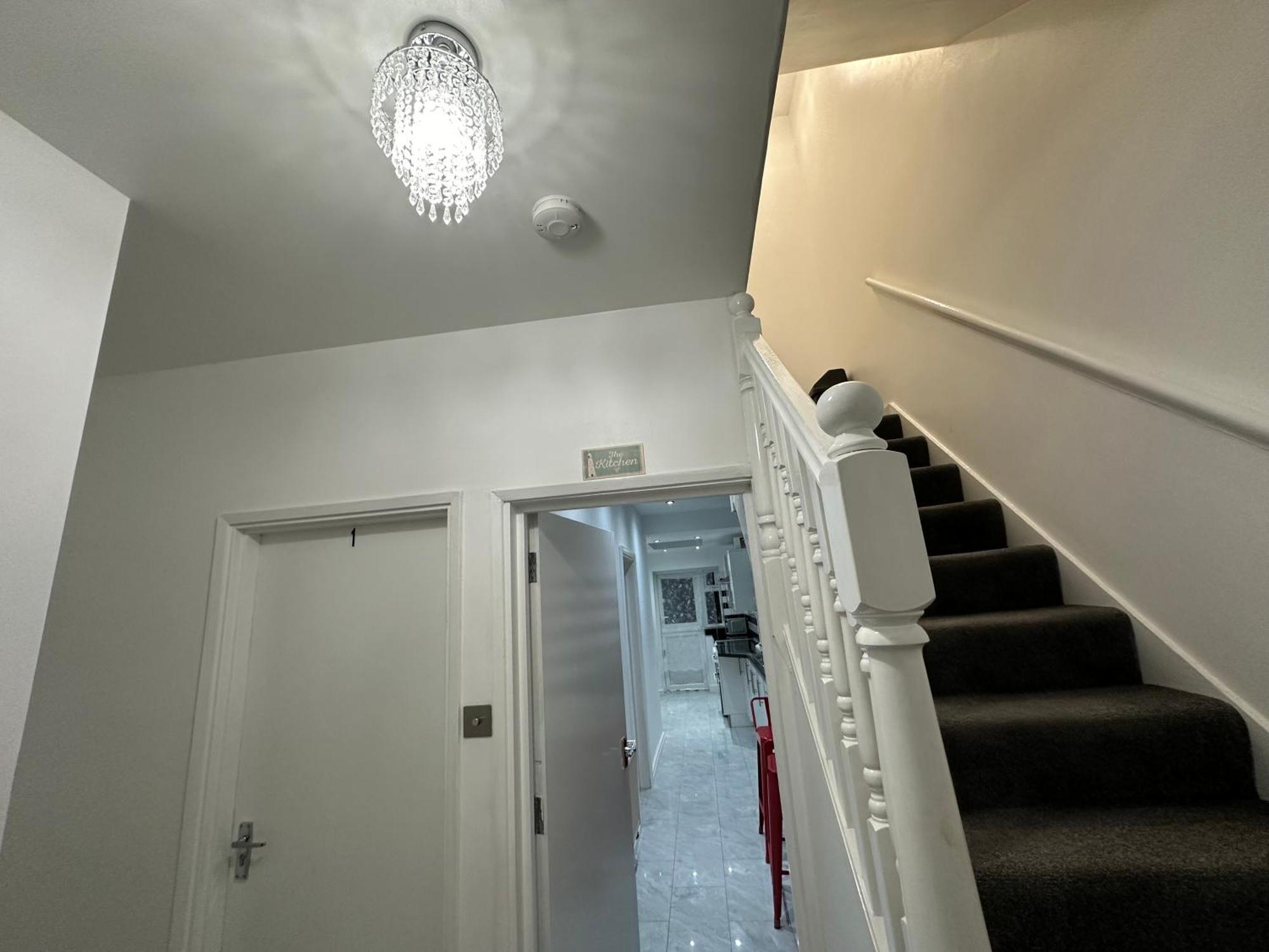 4th Flat With Private Own Bathroom A Luxury Family Setup And Furnished With Double Bed A Double Futon-sofa Bed A Single Futon Bed A Baby Cot And Garden And Free Parking Londen
