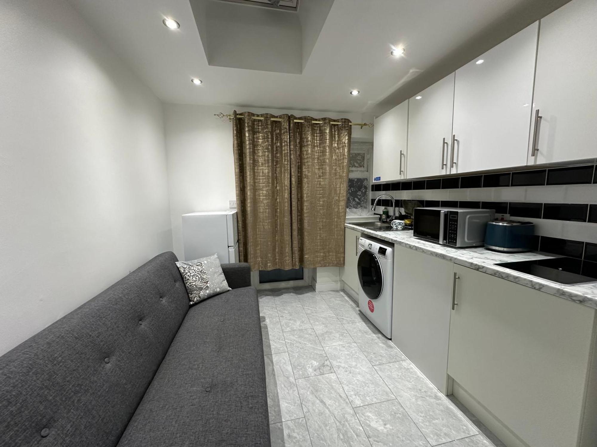 4th Flat With Private Own Bathroom A Luxury Family Setup And Furnished With Double Bed A Double Futon-sofa Bed A Single Futon Bed A Baby Cot And Garden And Free Parking Appartement *