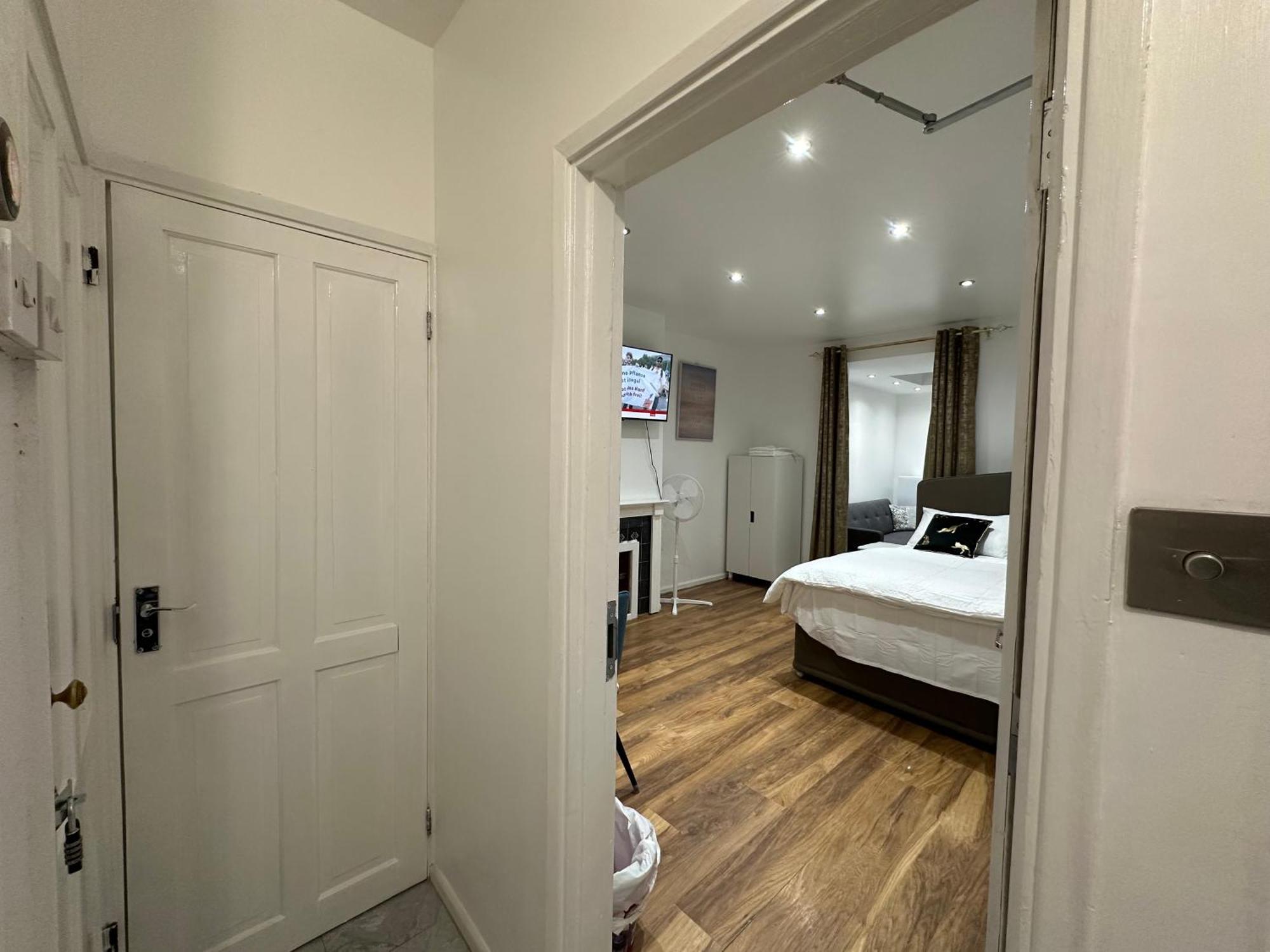 4th Flat With Private Own Bathroom A Luxury Family Setup And Furnished With Double Bed A Double Futon-sofa Bed A Single Futon Bed A Baby Cot And Garden And Free Parking Appartement *