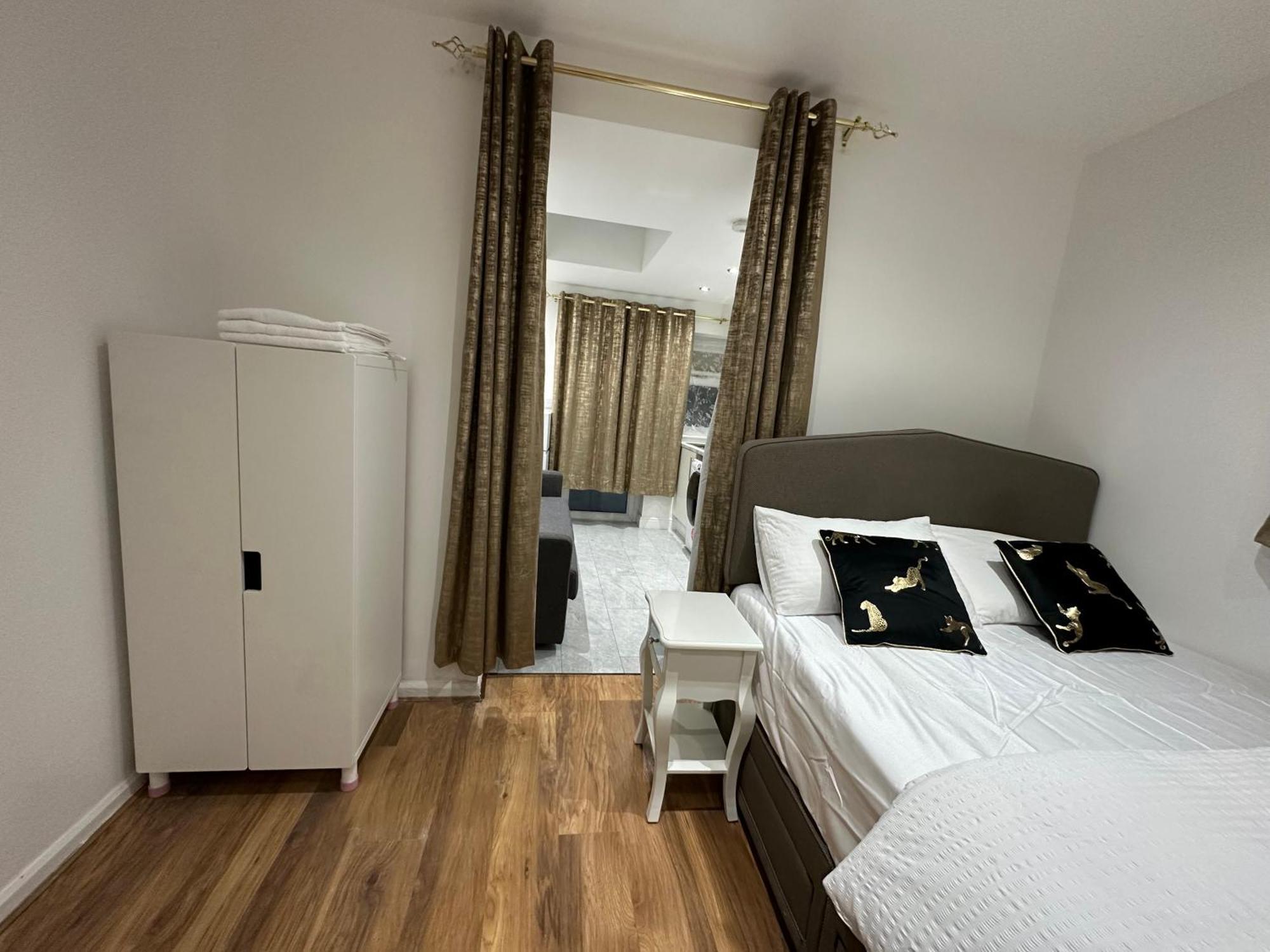Appartement 4th Flat With Private Own Bathroom A Luxury Family Setup And Furnished With Double Bed A Double Futon-sofa Bed A Single Futon Bed A Baby Cot And Garden And Free Parking Londen
