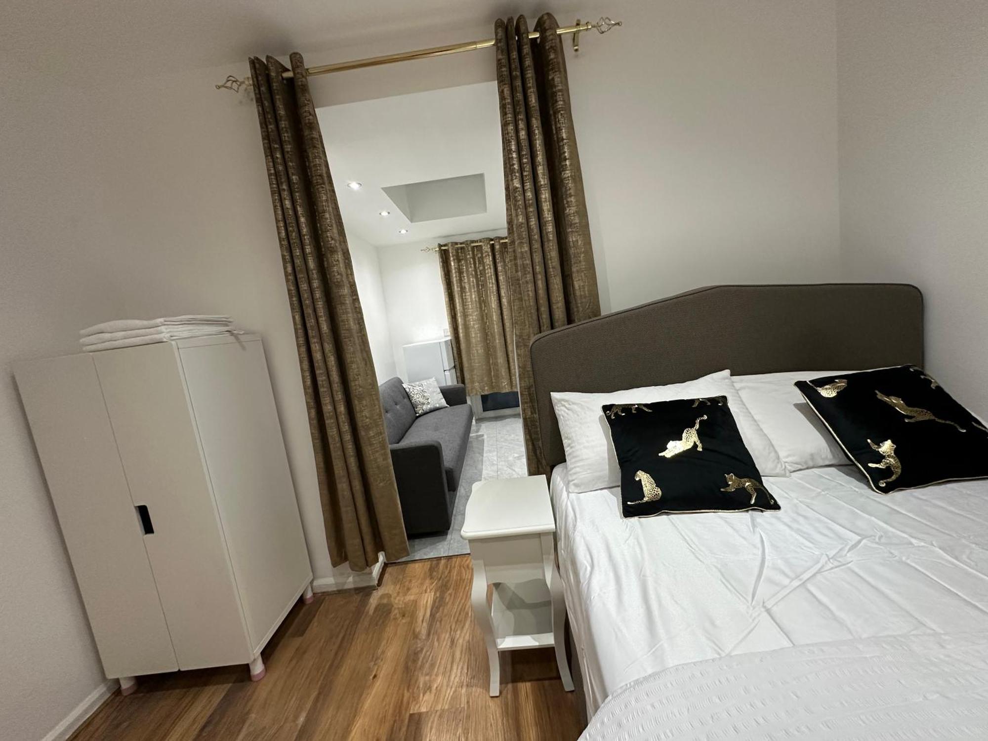 4th Flat With Private Own Bathroom A Luxury Family Setup And Furnished With Double Bed A Double Futon-sofa Bed A Single Futon Bed A Baby Cot And Garden And Free Parking *