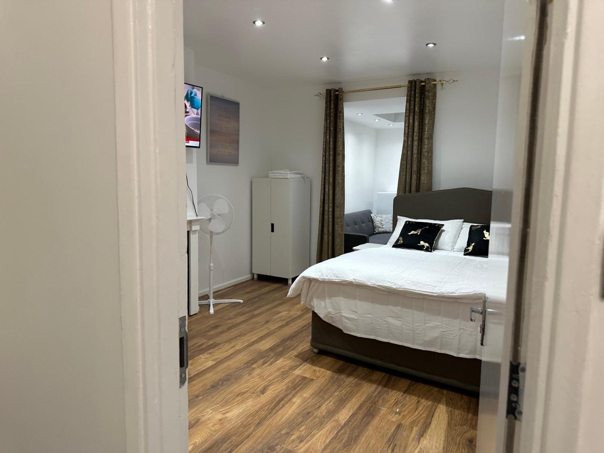 4th Flat With Private Own Bathroom A Luxury Family Setup And Furnished With Double Bed A Double Futon-sofa Bed A Single Futon Bed A Baby Cot And Garden And Free Parking * Londen