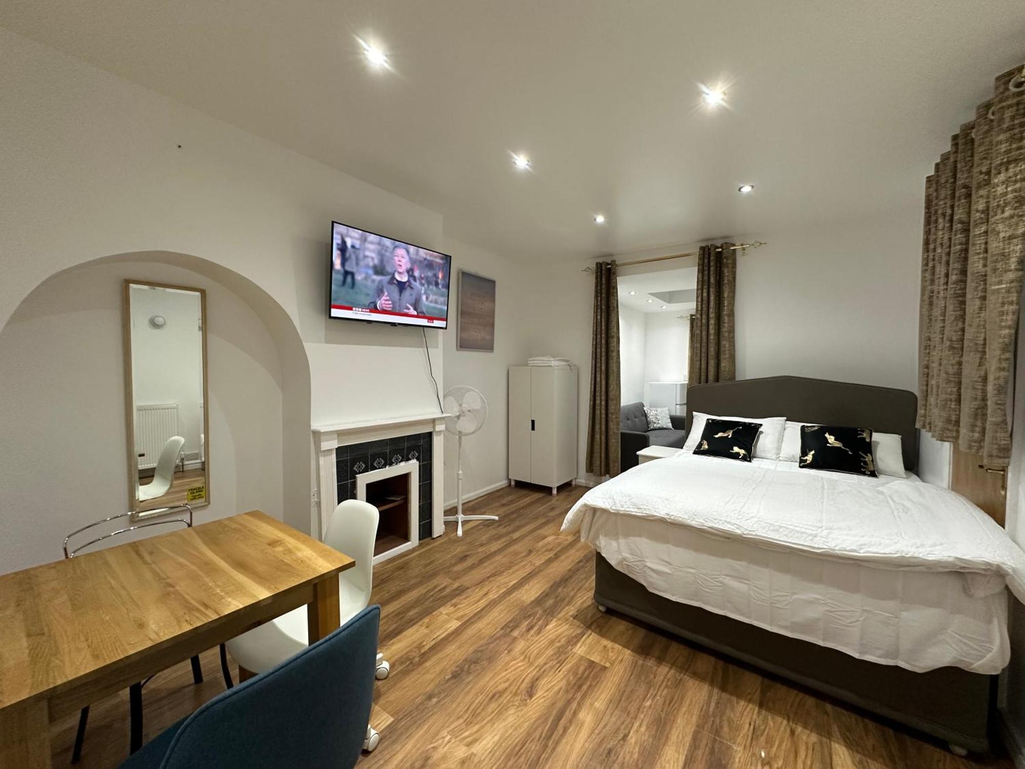 Appartement 4th Flat With Private Own Bathroom A Luxury Family Setup And Furnished With Double Bed A Double Futon-sofa Bed A Single Futon Bed A Baby Cot And Garden And Free Parking