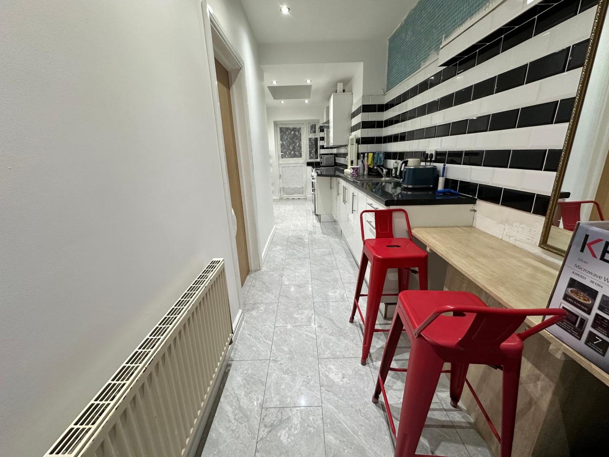 4th Flat With Private Own Bathroom A Luxury Family Setup And Furnished With Double Bed A Double Futon-sofa Bed A Single Futon Bed A Baby Cot And Garden And Free Parking Appartement Londen